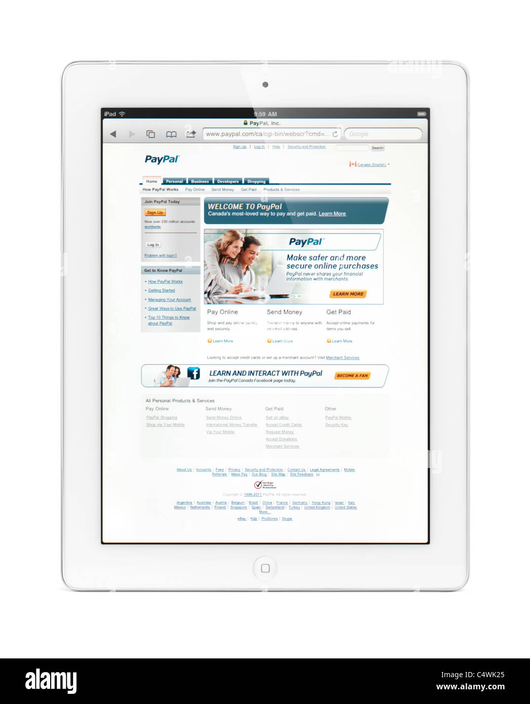 Weiß Apple iPad 2 Tablet-Computer mit PayPal-Website auf dem Display. Isoliert mit Beschneidungspfad auf weißem Hintergrund. Stockfoto