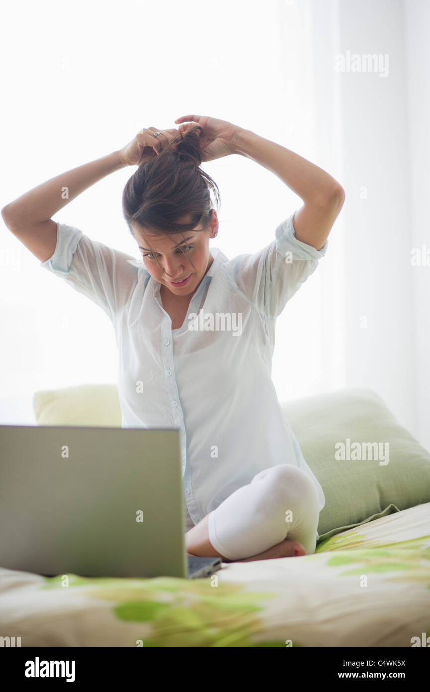 Junge attraktive Frau mit laptop Stockfoto