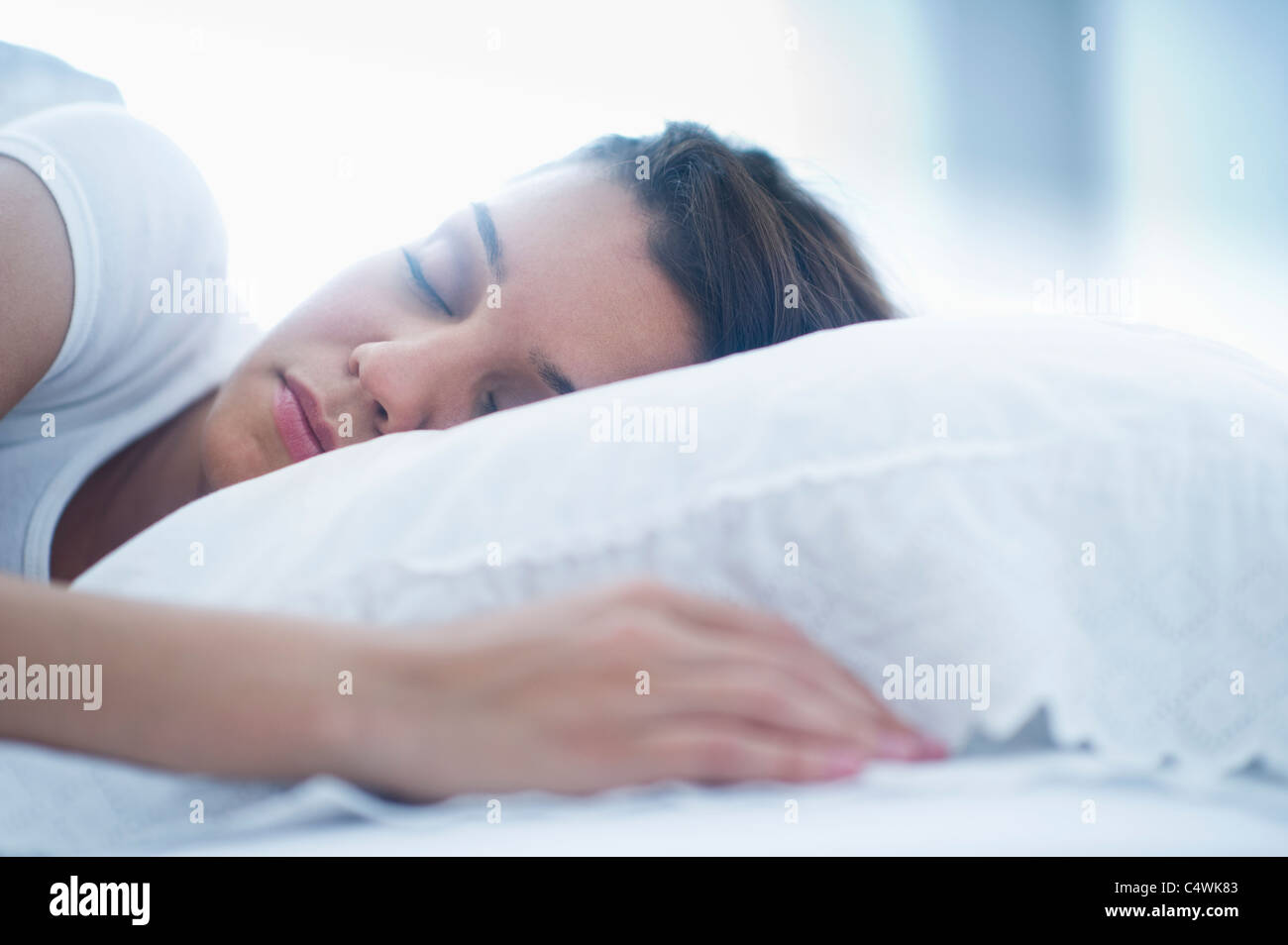 USA, New Jersey, Jersey City, glückliche junge Frau im Bett schlafen Stockfoto