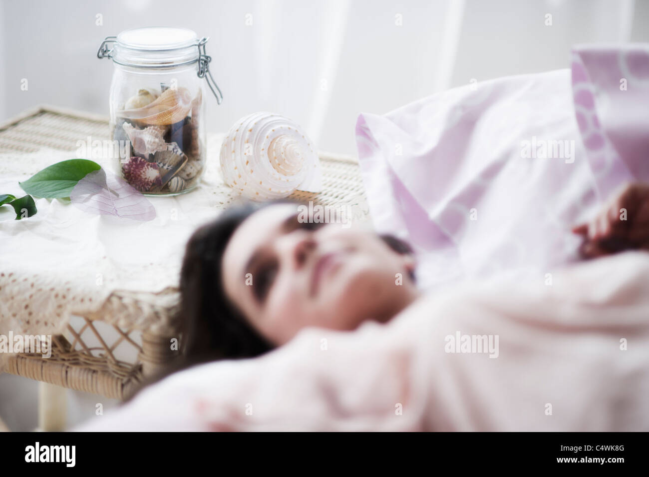 USA, New Jersey, Jersey City, junge Frau im Bett Tagträumen Stockfoto