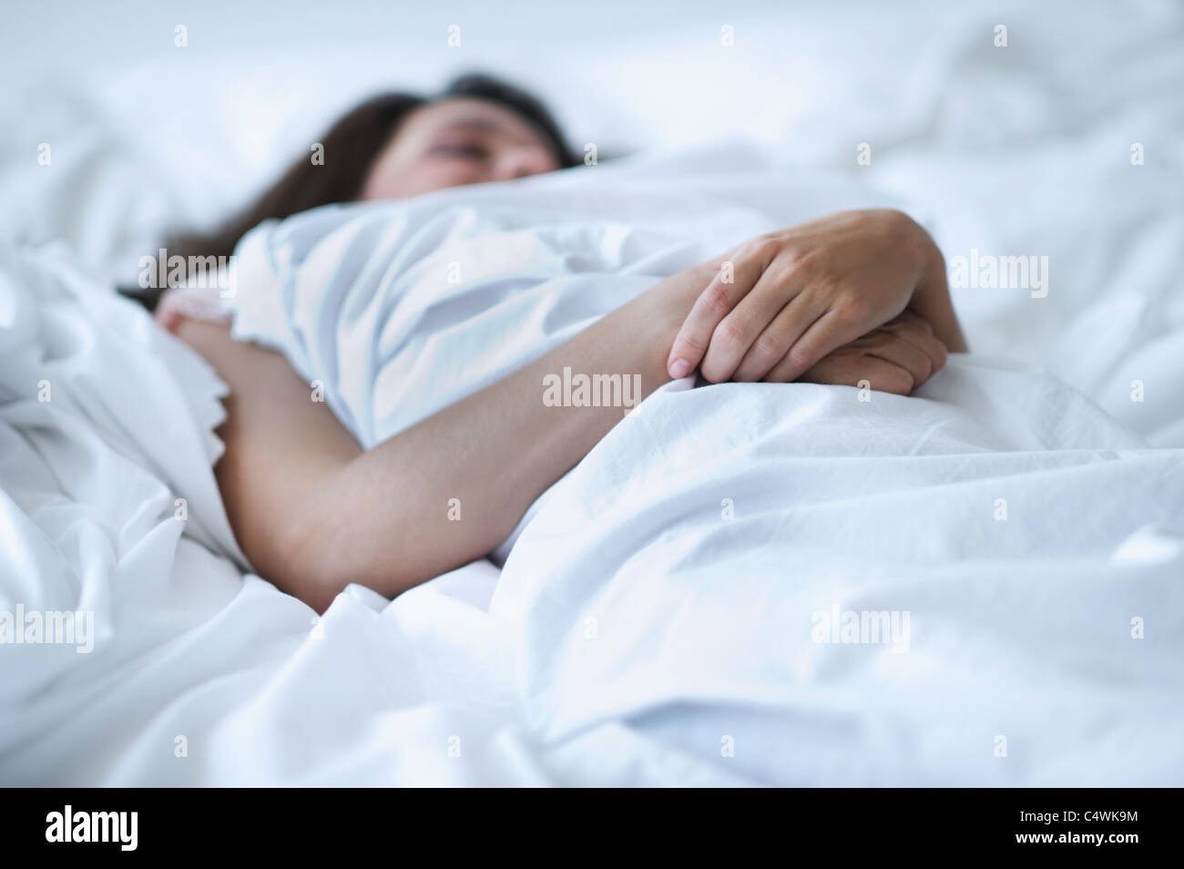 USA, New Jersey, Jersey City, junge Frau im Bett Tagträumen Stockfoto