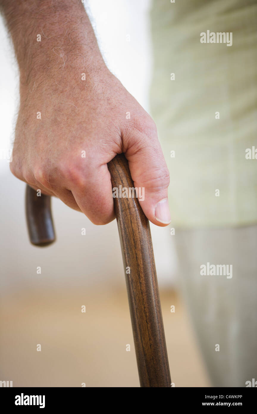 USA, New Jersey, Jersey City, Close-Up der senior woman Hand auf Zuckerrohr Stockfoto