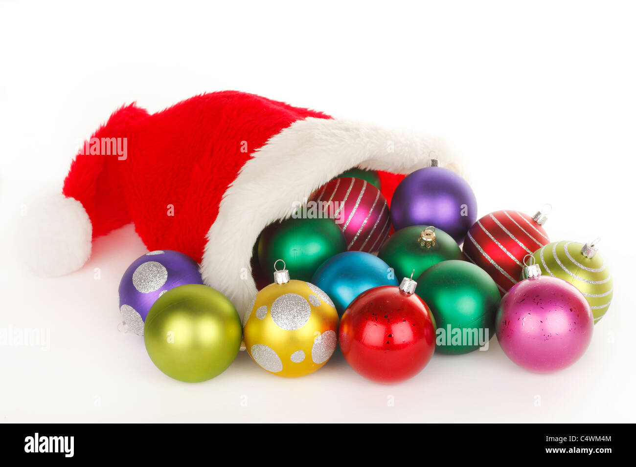 Weihnachtsmütze mit Kugeln Stockfoto