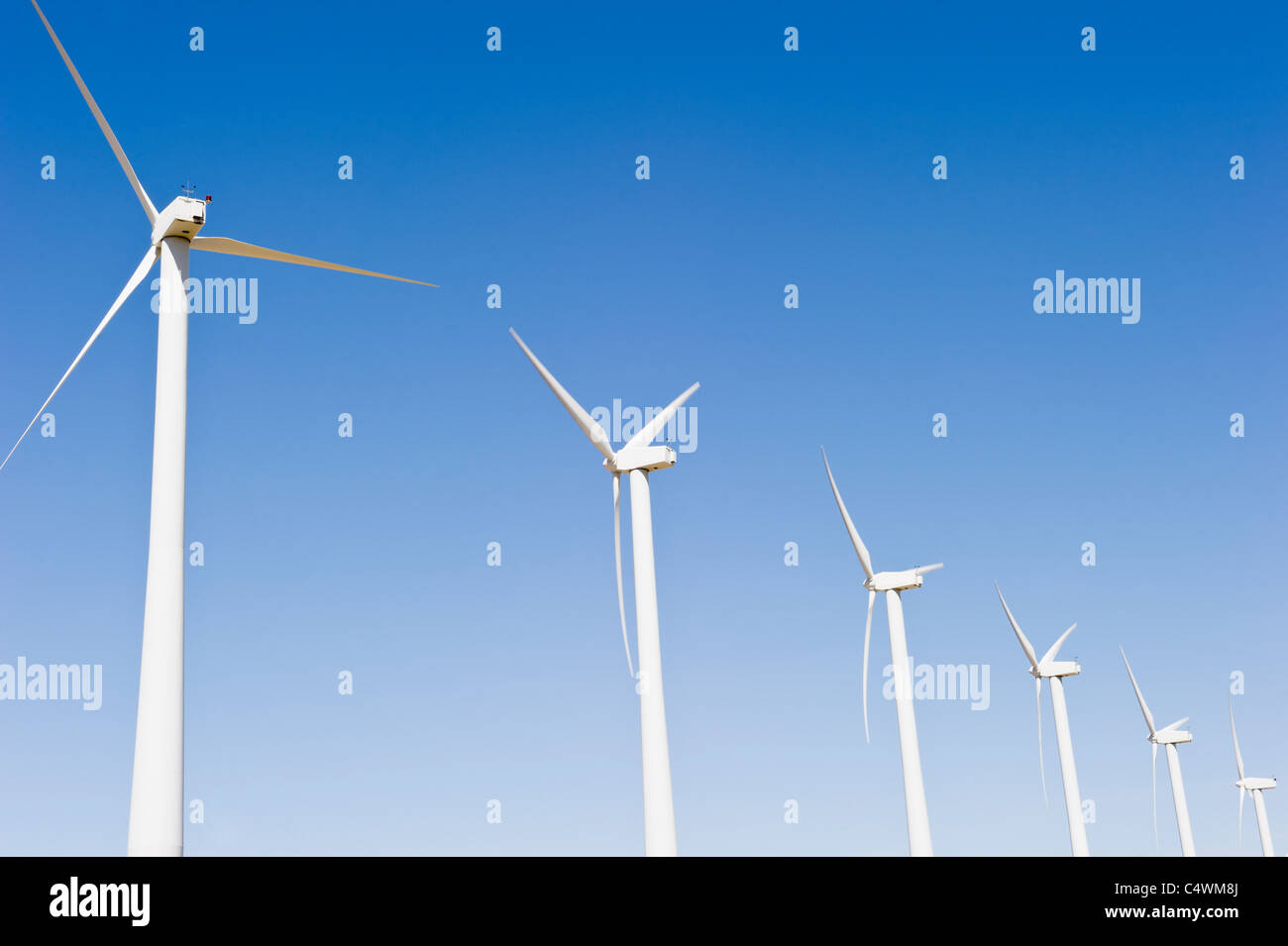 USA, California, Palm Springs, Coachella Valley, San Gorgonio Pass, Windenergieanlagen gegen blauen Himmel Stockfoto