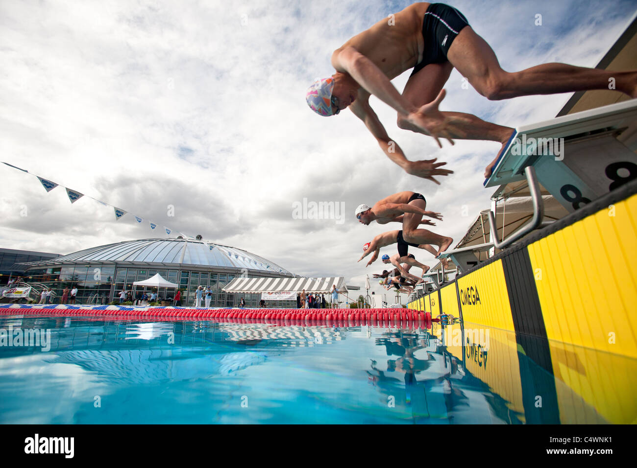 Schwimmer machen einen Tauchgang starten während ihrer Leistungssport (Frankreich). Départ Plongé Lors d ' une Compétition de Natation (Frankreich). Stockfoto