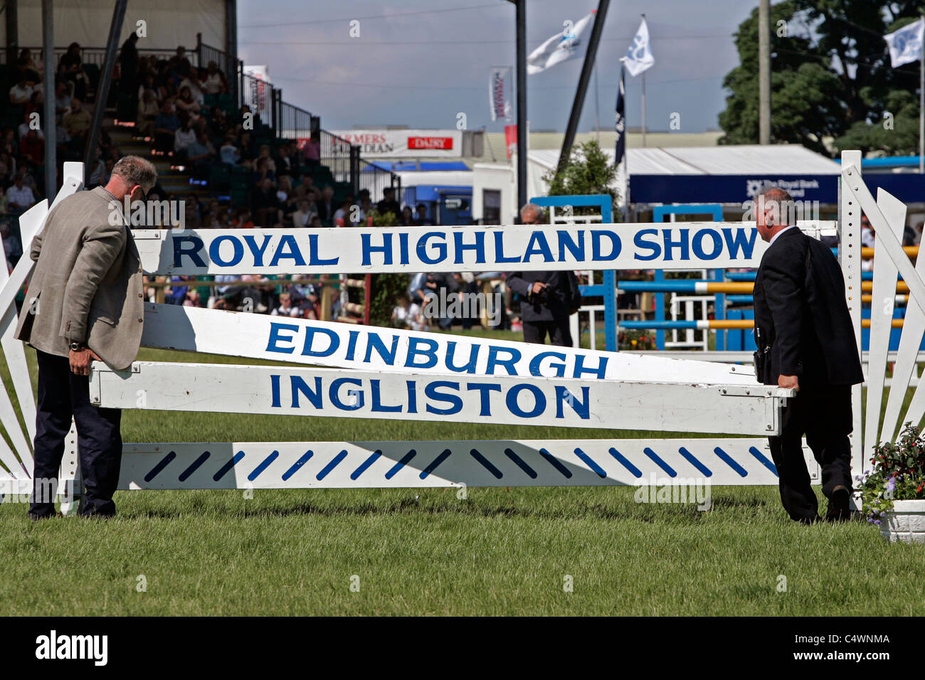 Stewards Wiederaufbau einen Sprung beim Springturnier im Royal Highland Show, Ingliston, Edinburgh Stockfoto