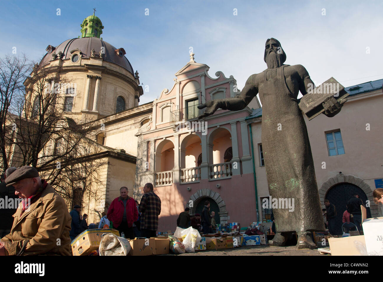 Bronzestatue Fedorov in der Mitte der verwendeten Buchmarkt in der alten Stadt Lemberg westlichen Ukraine Stockfoto