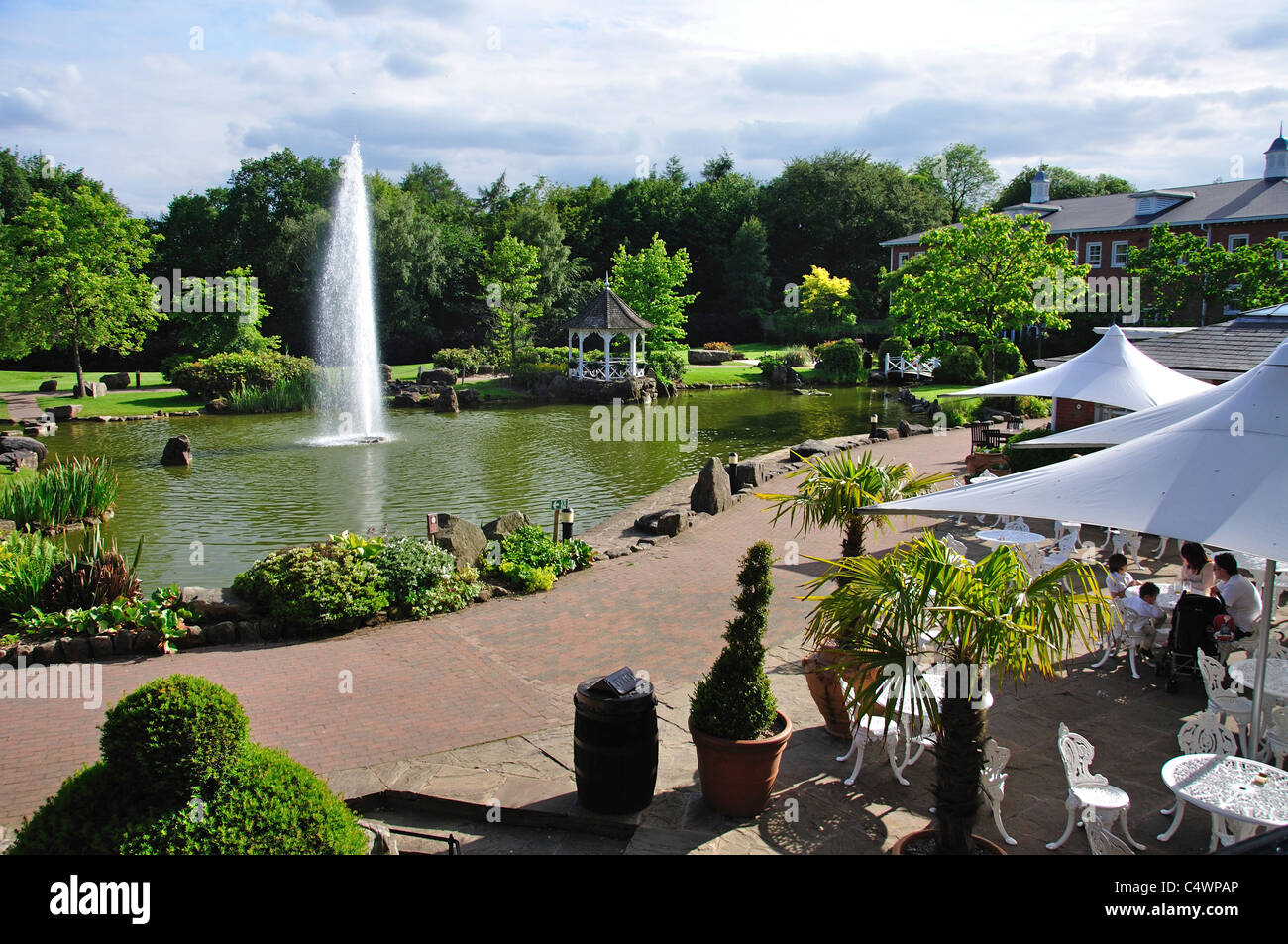 Gartenterrasse bei Alton Towers Hotel Alton Towers Themenpark Alton, Staffordshire, England, Vereinigtes Königreich Stockfoto