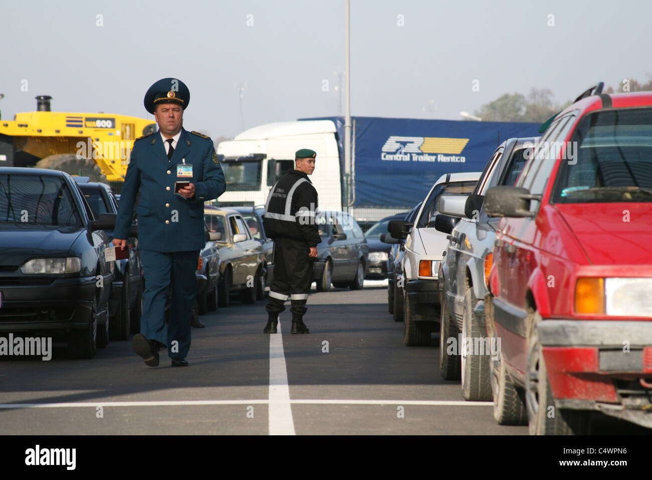 Schlange von Autos warten an der polnisch-ukrainischen Grenze Stockfoto