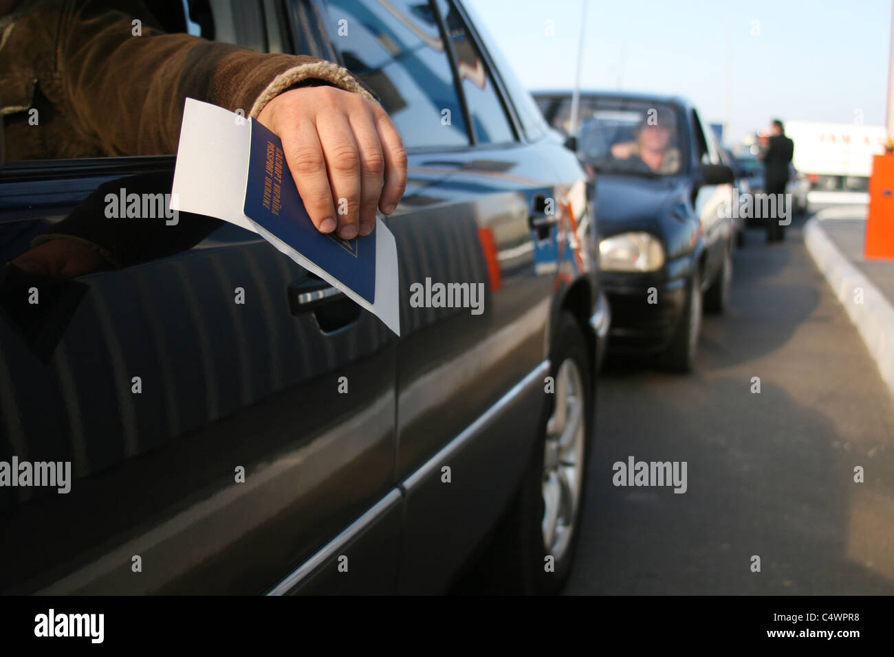 Schlange von Autos warten an der polnisch-ukrainischen Grenze Stockfoto