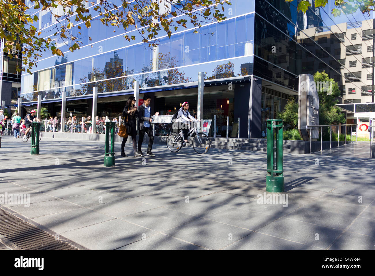 Touristen genießen einen schönen Herbsttag auf Melbourne Stockfoto