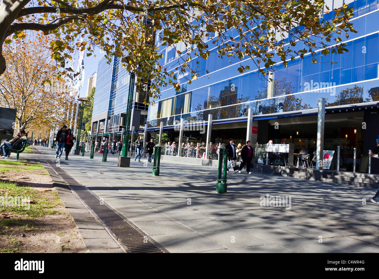 Touristen genießen einen schönen Herbsttag auf Melbournes Riverwalk Stockfoto