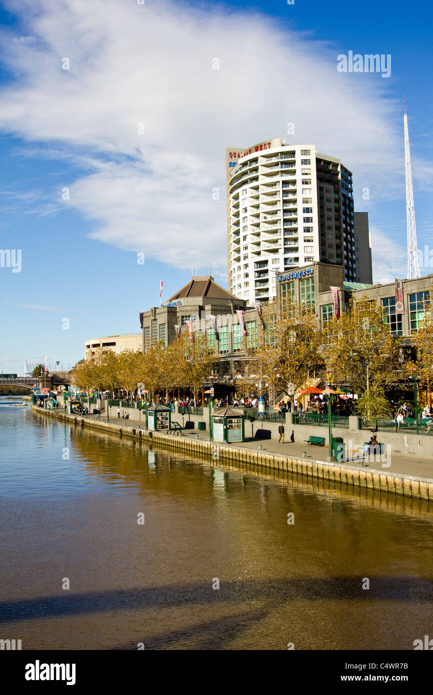 Melbourne Menschen genießen einen schönen Herbsttag am Riverwalk Stockfoto