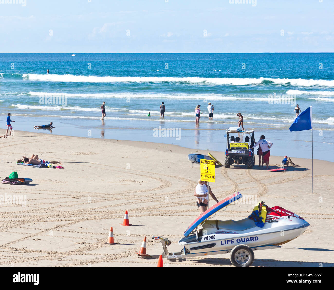 Menschenleeren Strand-Szene in Maroochydore auf Queesnlands Sunshine Coast mit Rettungsschwimmer Fahrzeug und Jetski. Stockfoto