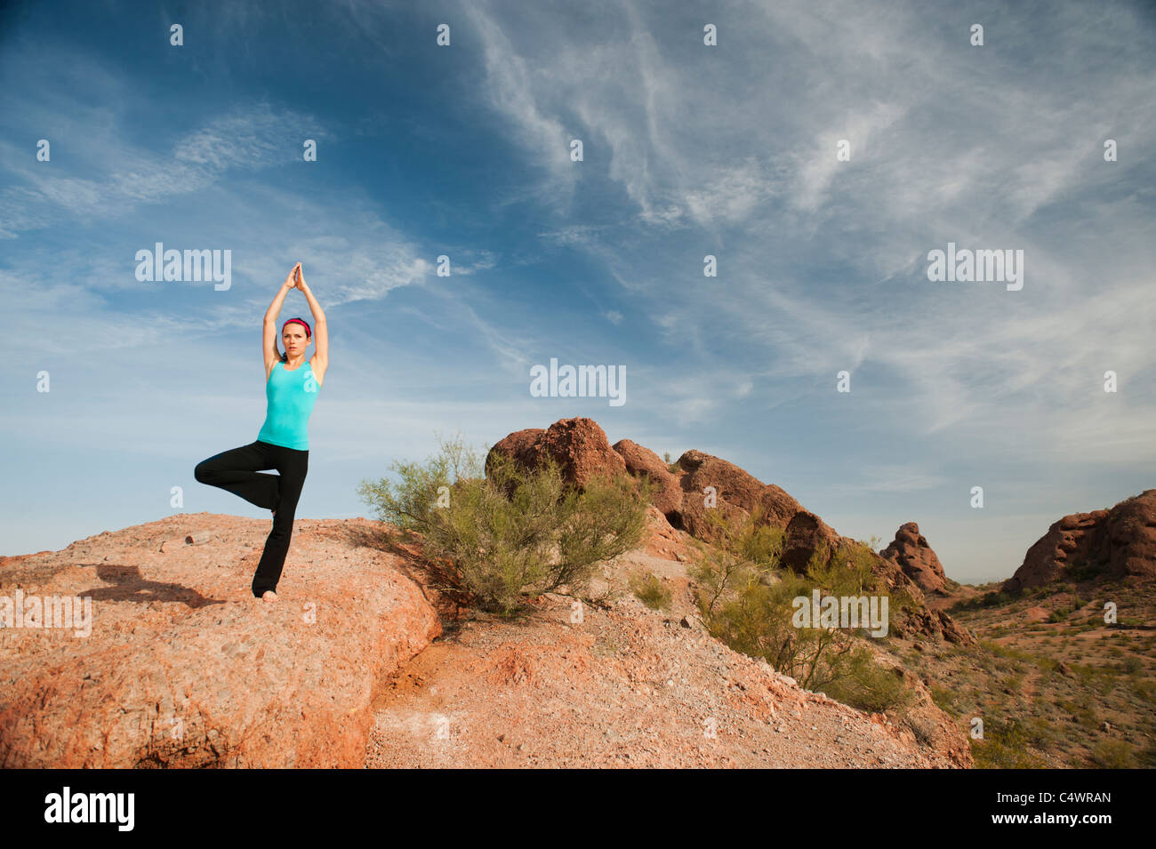 USA, Arizona, Phoenix, junge Frau, die Ausübung auf Wüste Stockfoto