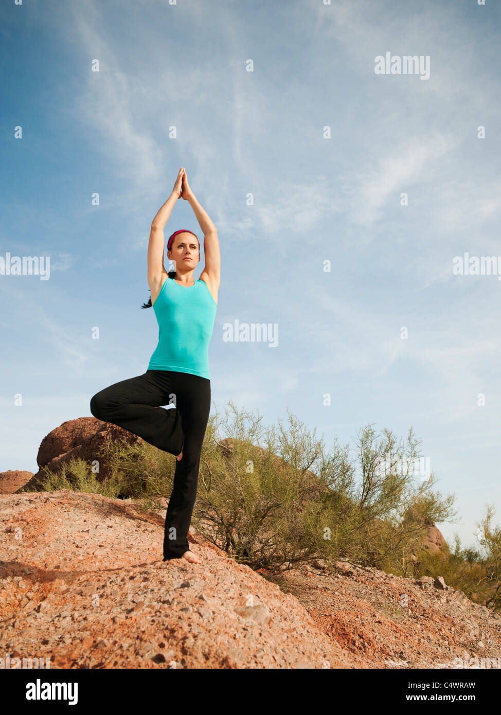 USA, Arizona, Phoenix, junge Frau, die Ausübung auf Wüste Stockfoto