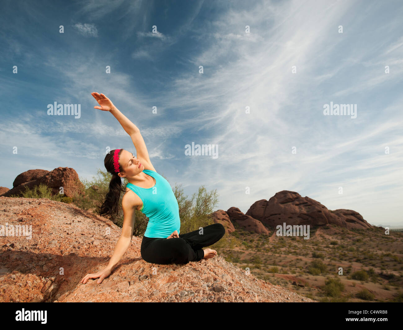 USA, Arizona, Phoenix, junge Frau praktizieren Yoga auf Wüste Stockfoto