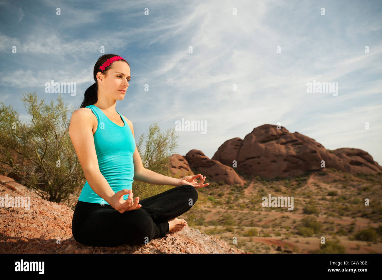 USA, Arizona, Phoenix, junge Frau praktizieren Yoga auf Wüste Stockfoto