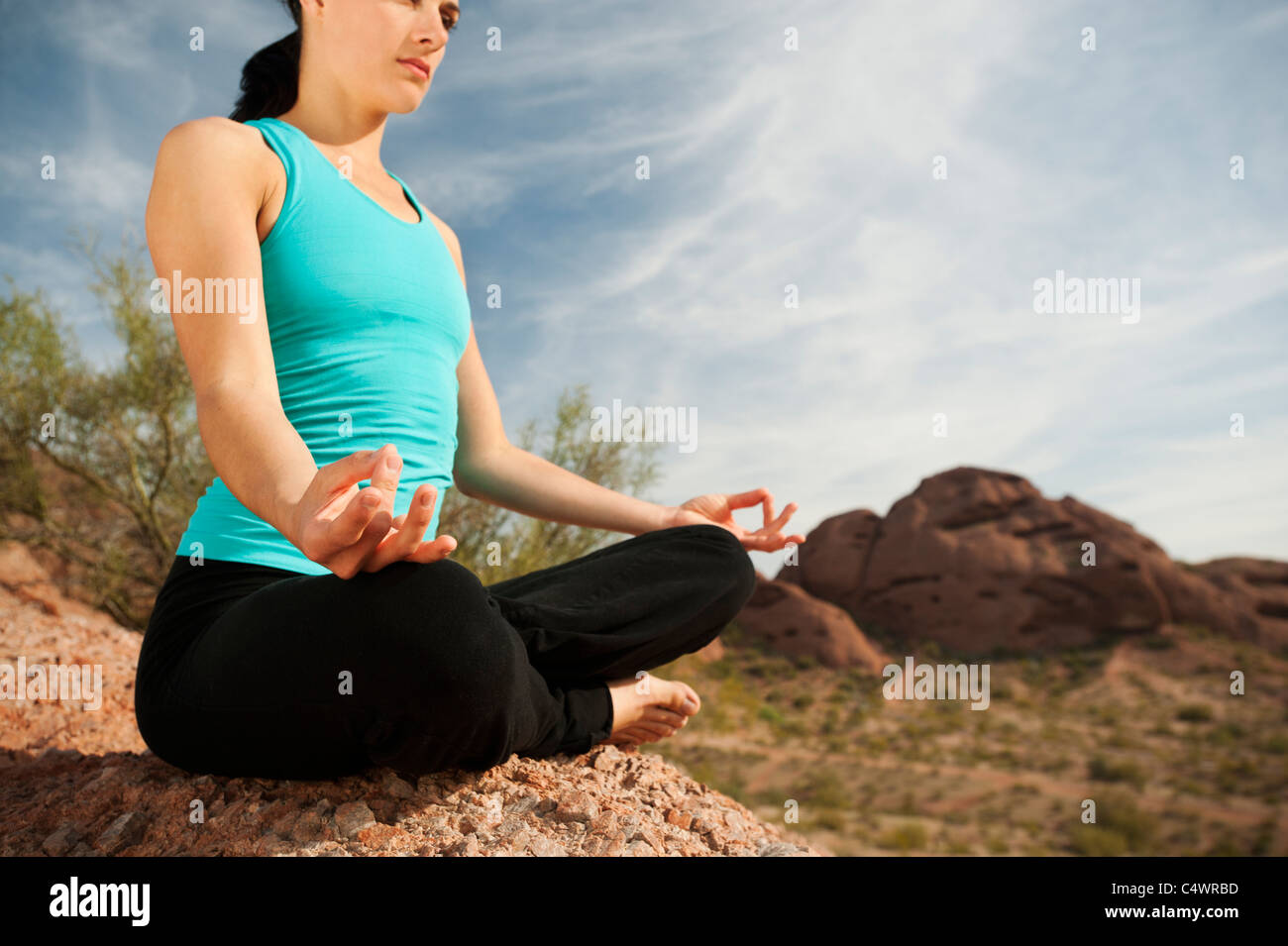 USA, Arizona, Phoenix, junge Frau praktizieren Yoga auf Wüste Stockfoto