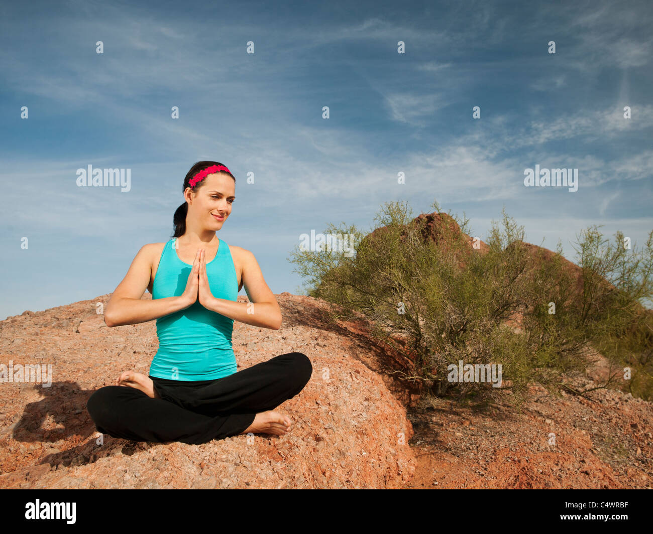 USA, Arizona, Phoenix, junge Frau praktizieren Yoga auf Wüste Stockfoto