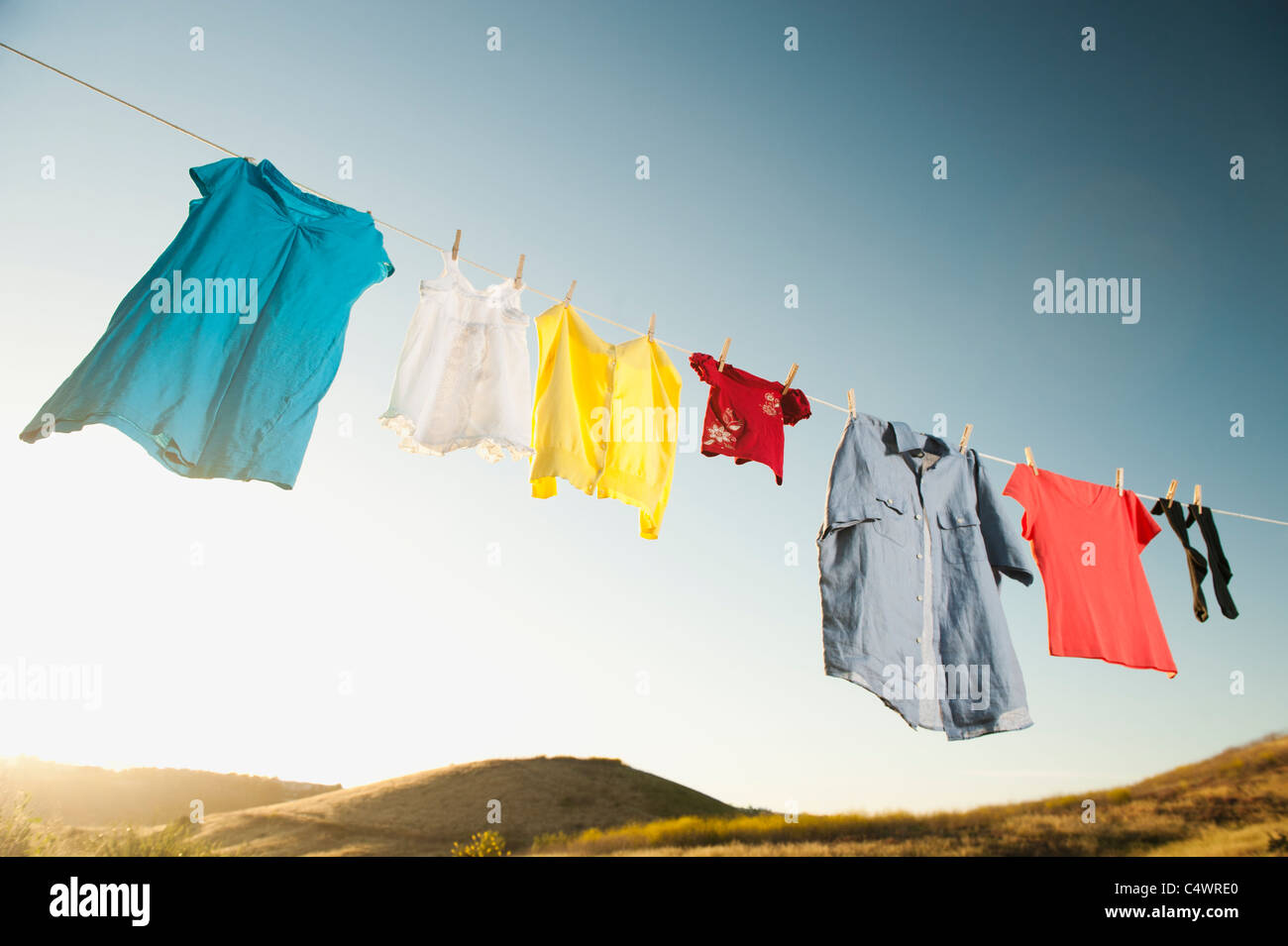 USA, California, Ladera Ranch, Wäsche aufhängen auf der Wäscheleine gegen blauen Himmel Stockfoto