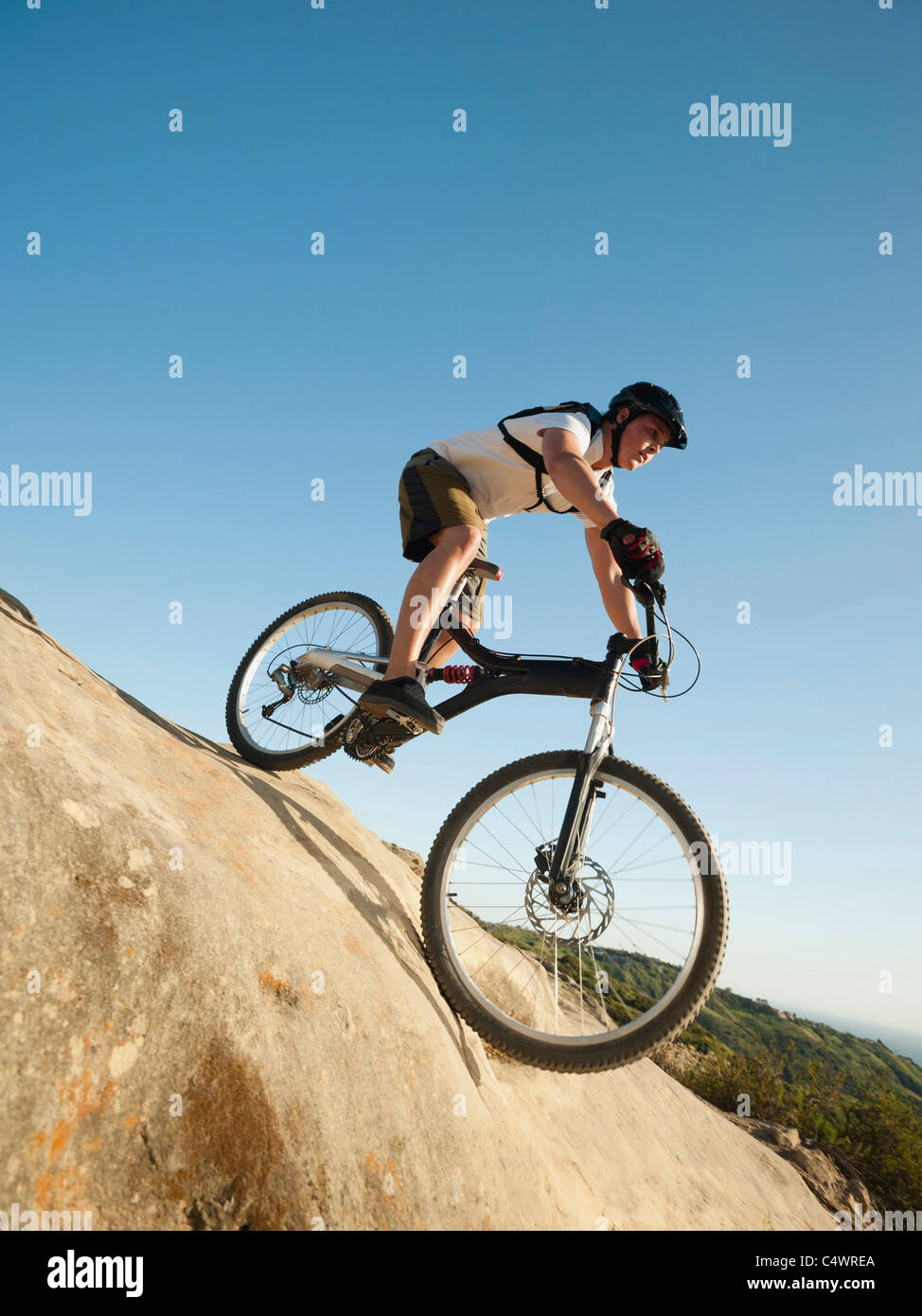 USA, California, Laguna Beach, Mountainbiker bergab Stockfoto
