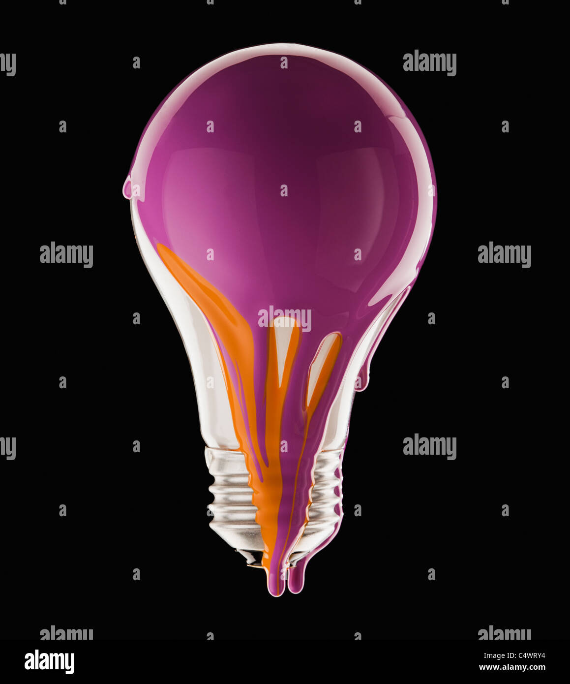 Studioaufnahme der Glühbirne mit lila und orange Farbe bedeckt Stockfoto