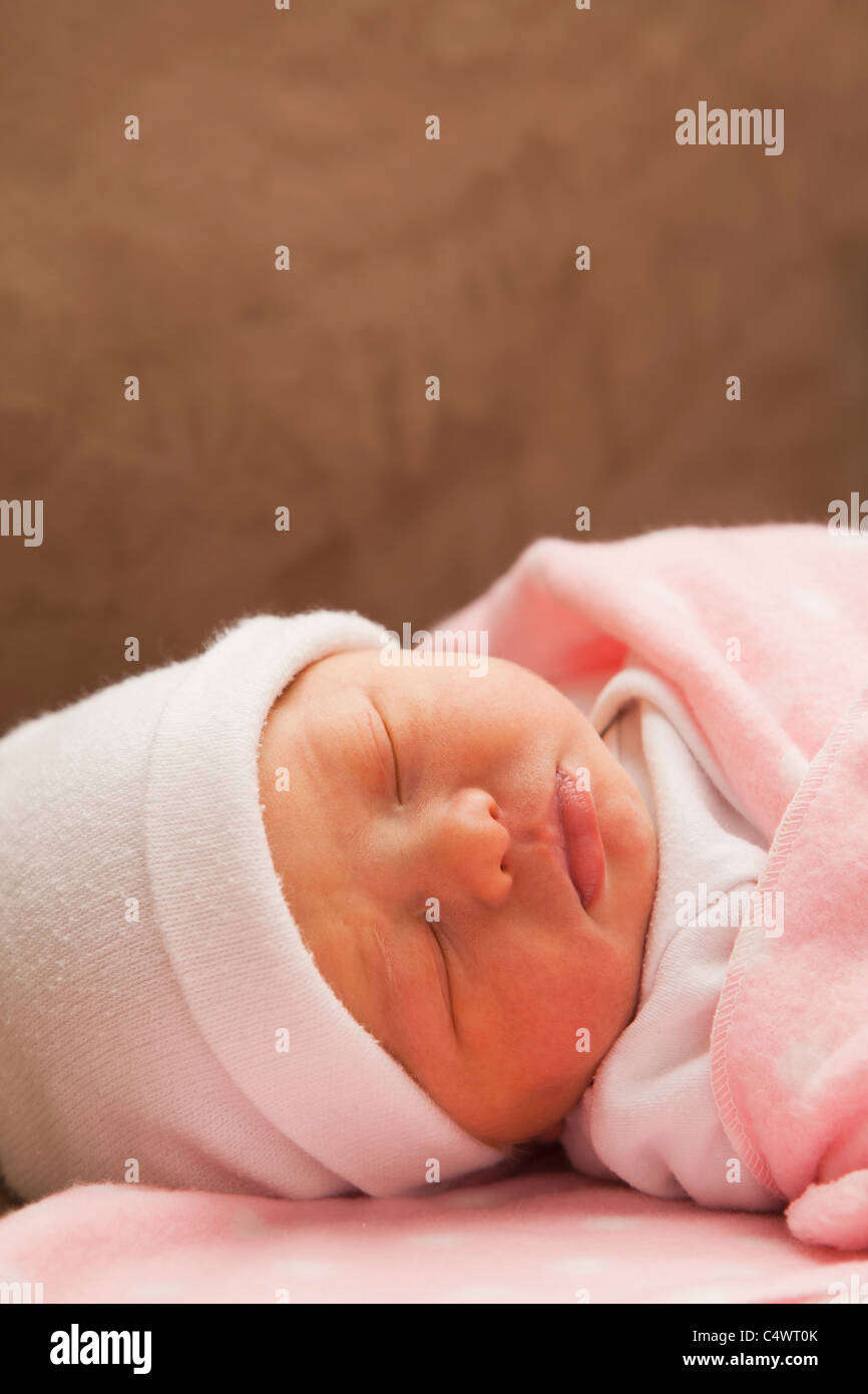 USA, Utah, Lehi, Baby Girl (0-1 Monat) schlafen auf Sofa Stockfoto