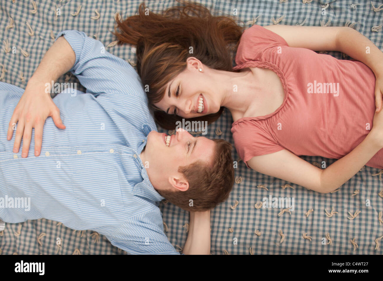 USA, Utah, Provo, junges Paar auf der Decke liegend Stockfoto