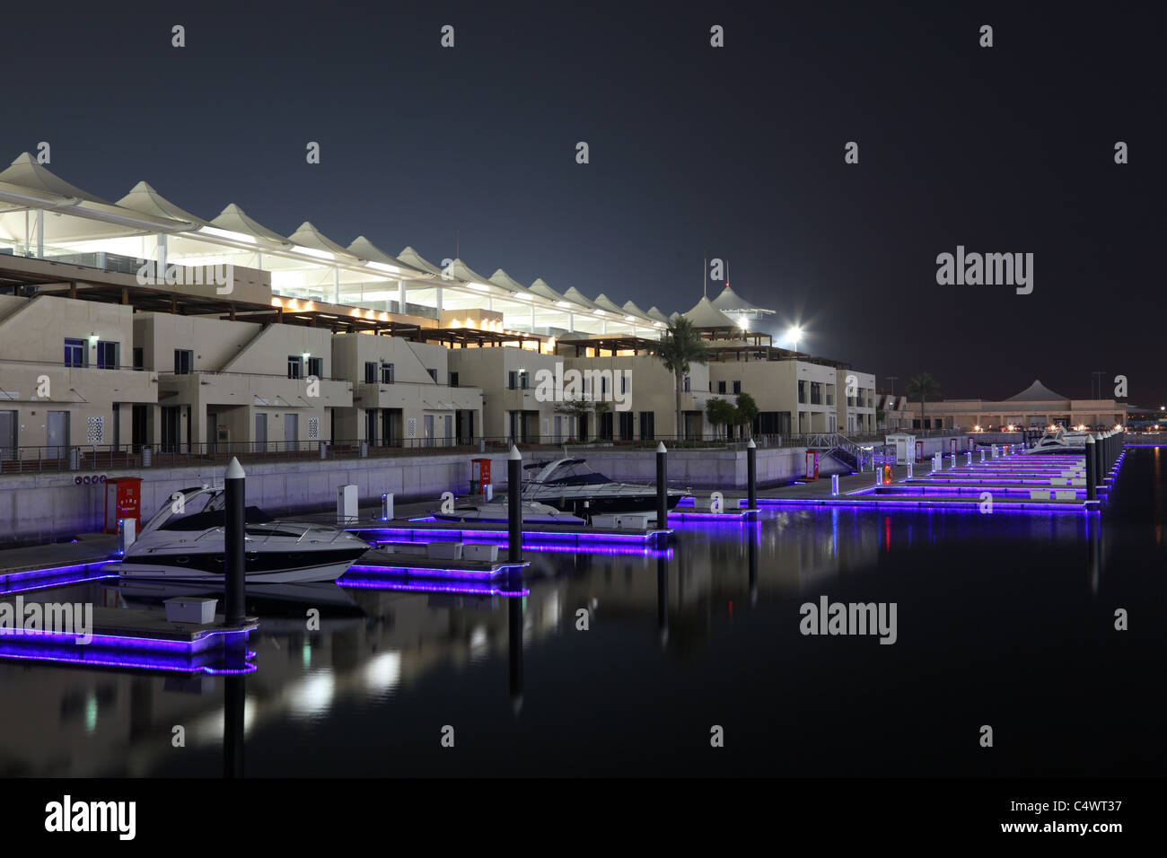 Yas Marina in der Nacht. Abu Dhabi, Vereinigte Arabische Emirate Stockfoto