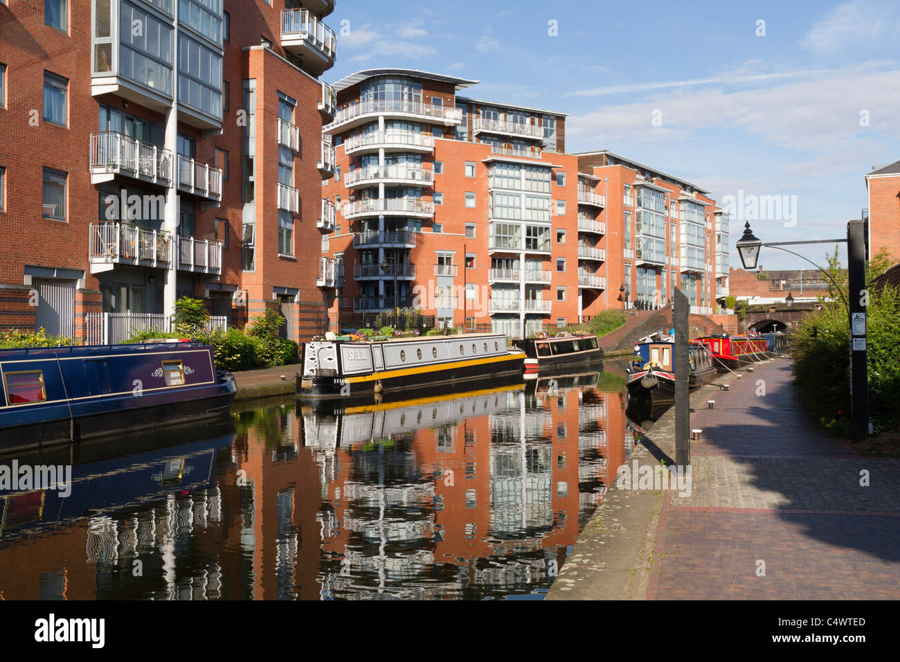 Apartments mit Blick auf den Kanal in Birmingham UK Stockfoto