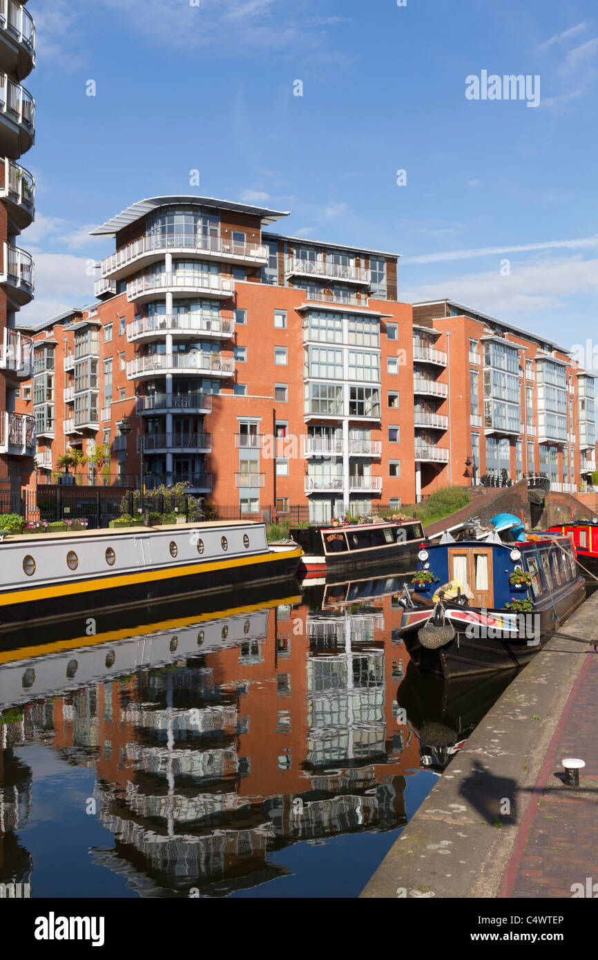 Apartments mit Blick auf den Kanal in Birmingham UK Stockfoto