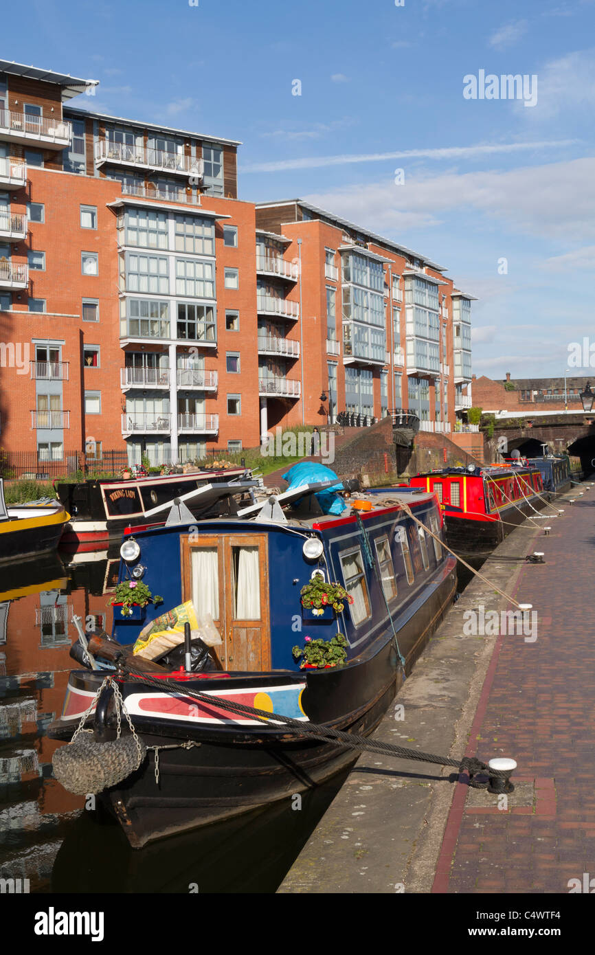 Apartments mit Blick auf den Kanal in Birmingham UK Stockfoto