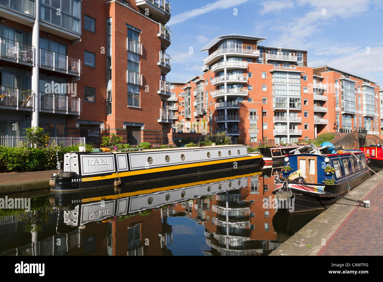 Apartments mit Blick auf den Kanal in Birmingham UK Stockfoto