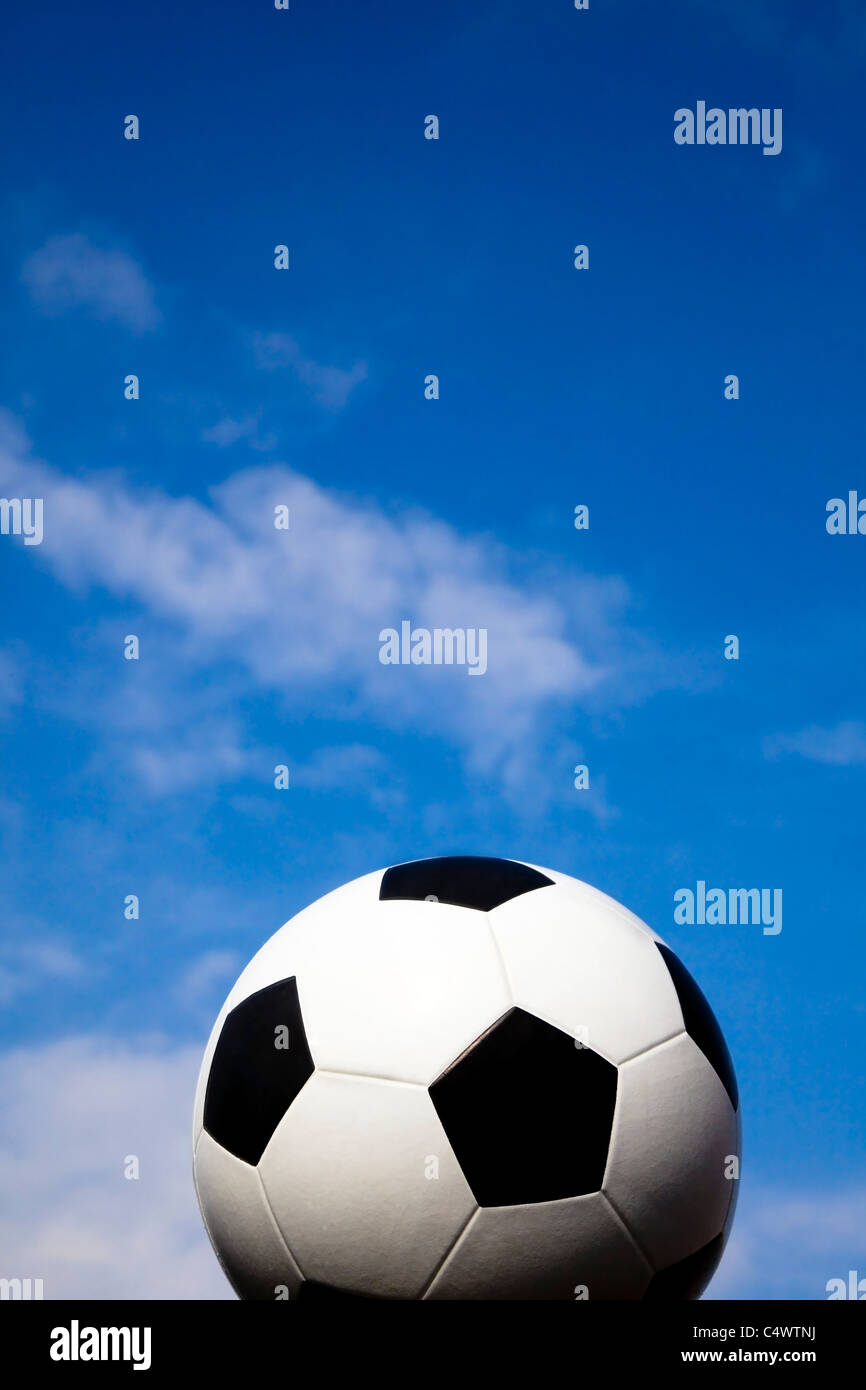 Fußball oder Fußball unter dem blauen Himmel Stockfoto