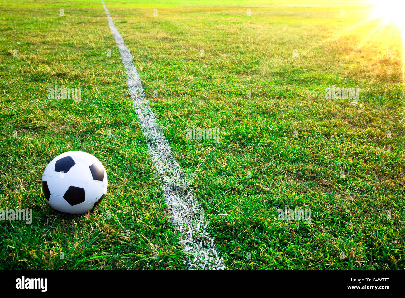 ein Fußball oder Fußball im Stadion mit Sonnenuntergang Stockfoto
