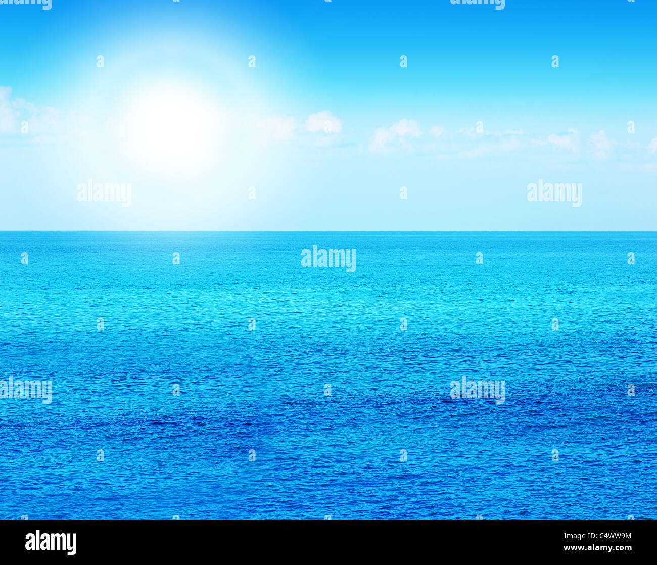 Tiefblaue Meer Hintergrund Schone Wasser Natur Ruhige Strand Mit Sonnenlicht Stockfotografie Alamy