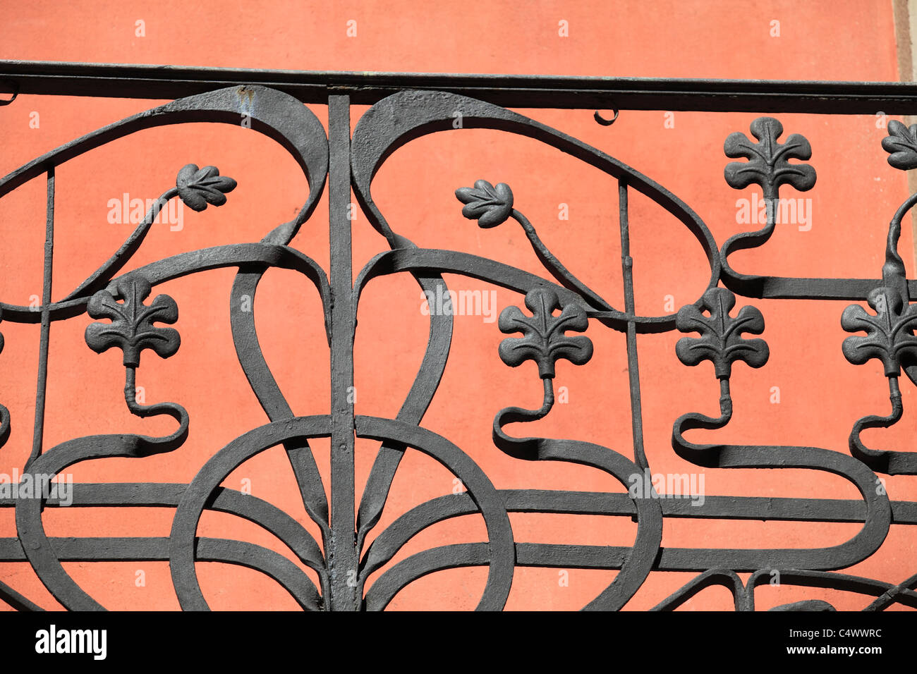 Detail aus einem schmiedeeisernen Balkon in Barcelona Stockfoto