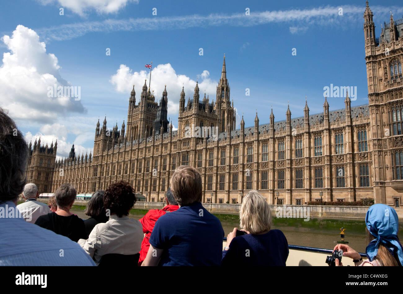 Touristen auf Fluß Themse passieren Houses of Parliament, Westminster, London Stockfoto