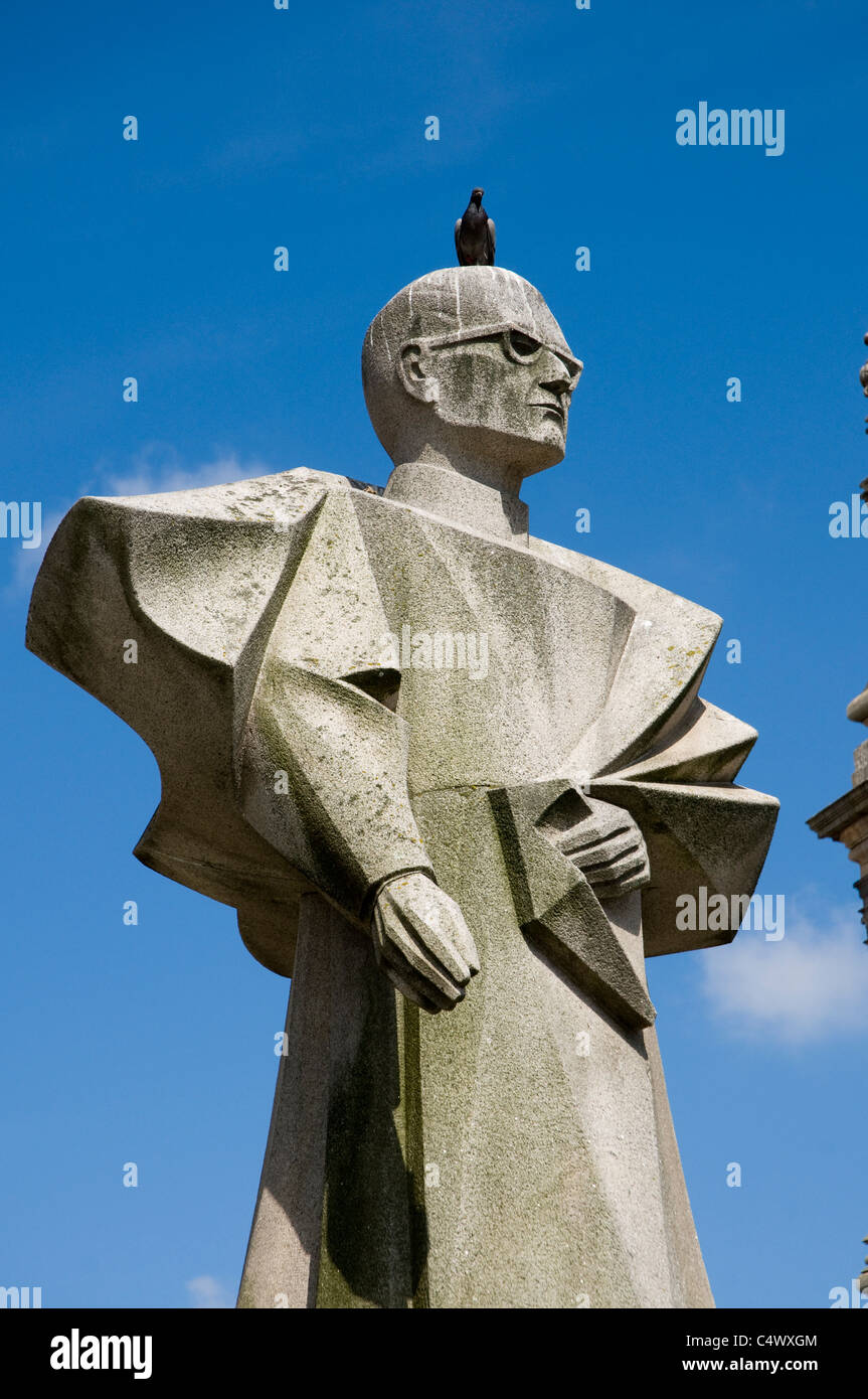 Das Denkmal für Antonio Ferreira Gomes (1906 – 1989), der Bischof von Porto von Arlindo Rocha mit Taube auf den Kopf. Stockfoto