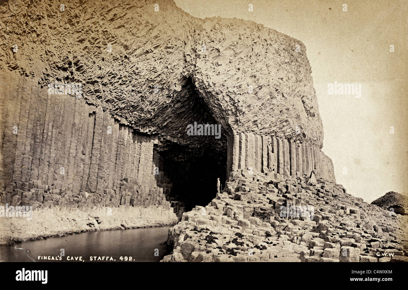 Historische Fotografie von George Washington Wilson von Fingal Cave Staffa 1890and Fotograf Zelt im Hintergrund Stockfoto