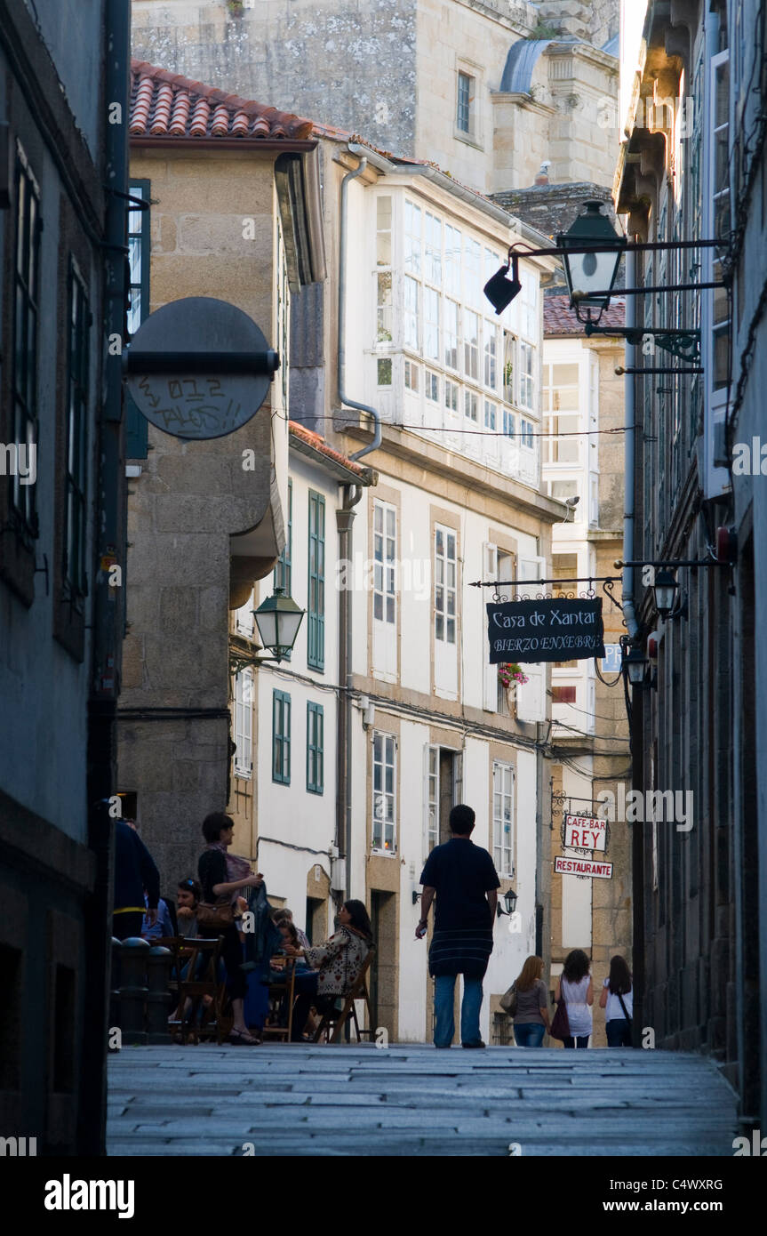 Typische Straßenszene mit galizischen Glas Balkone, Santiago De Compostela Stockfoto