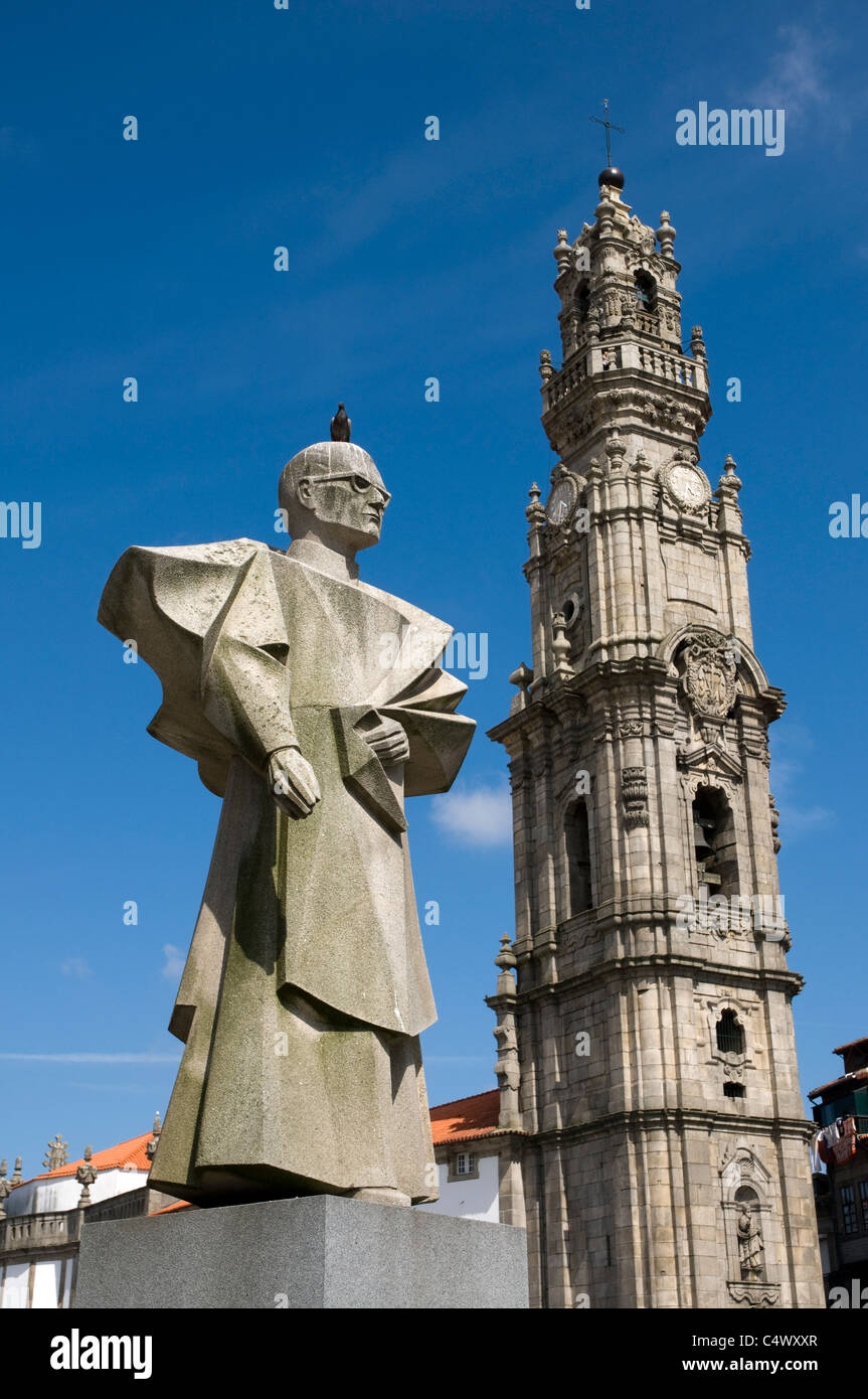 Das Denkmal für Antonio Ferreira Gomes (1906 – 1989), der Bischof von Porto mit Taube auf den Kopf. und Clerigos Kirche Turm Stockfoto
