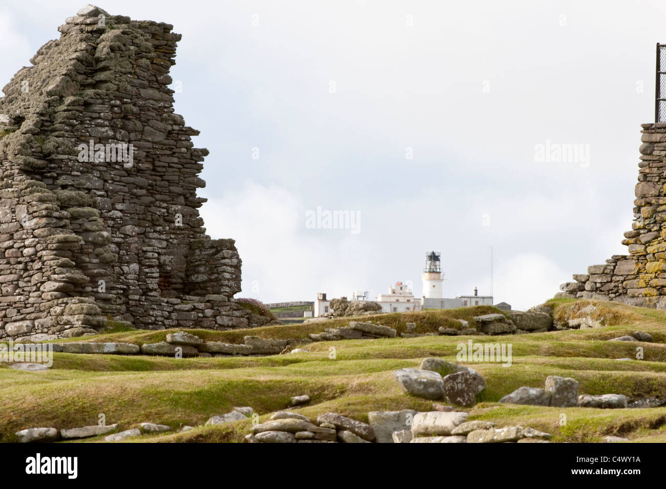 Jarlshof prähistorische und Wikinger-Siedlung mit Sumburgh Leuchtturm im Hintergrund Shetland Schottland UK Europe Stockfoto
