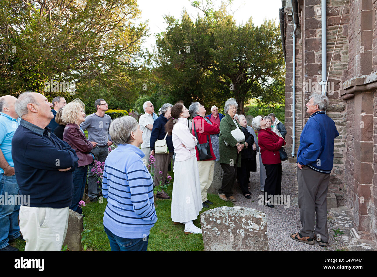 Führen Sie mit Reisegruppe an Kilpeck Kirche Herefordshire England UK Stockfoto