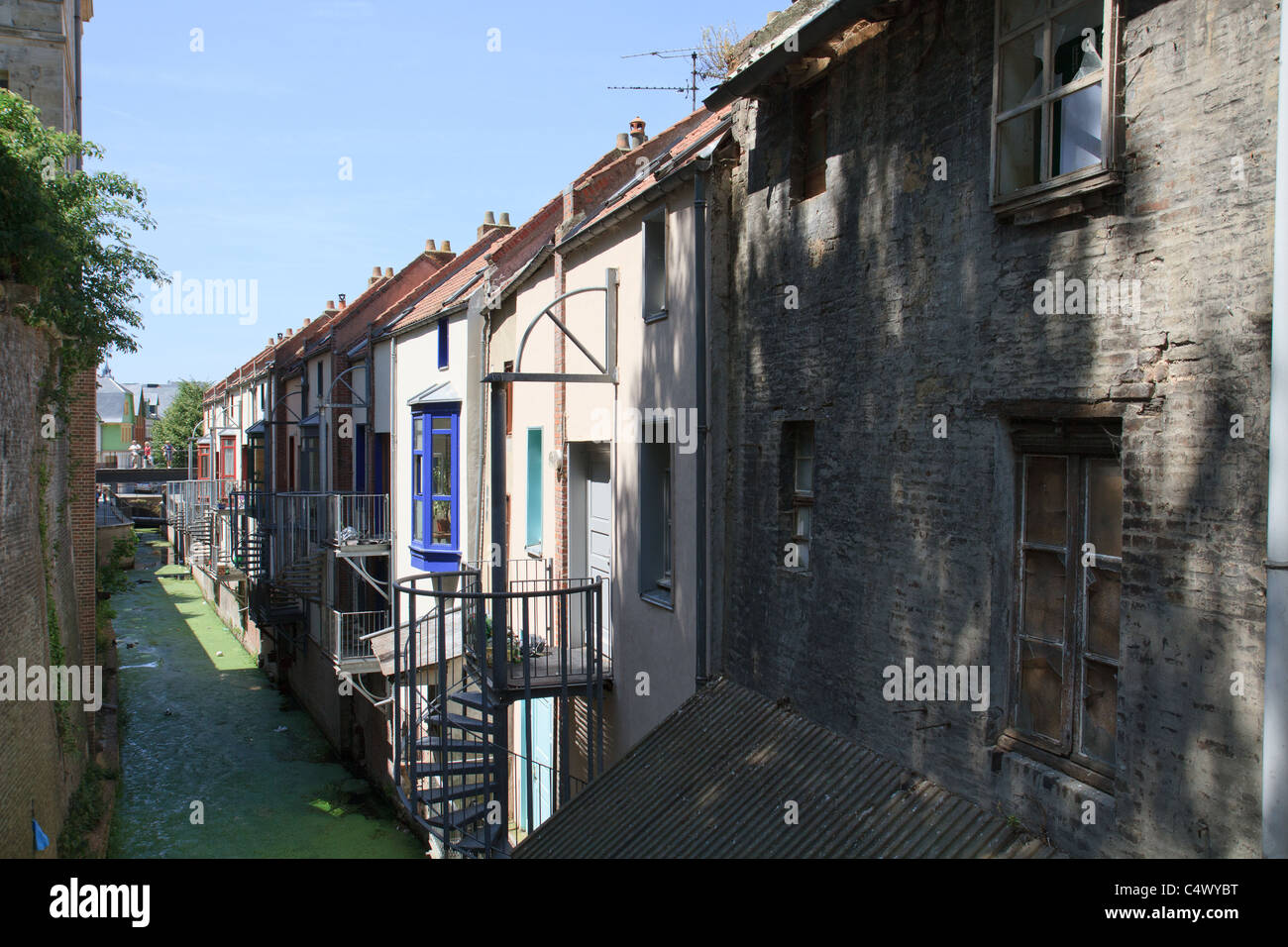 Alte Häuser entlang eines Kanals in Amiens, Frankreich Stockfoto