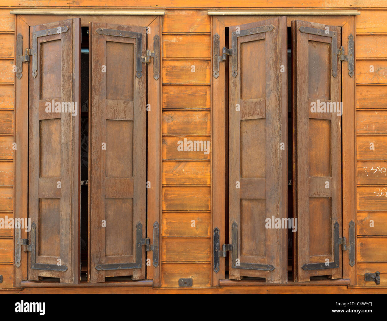 Braune Fensterläden aus Holz im Haus aus Holz Stockfoto
