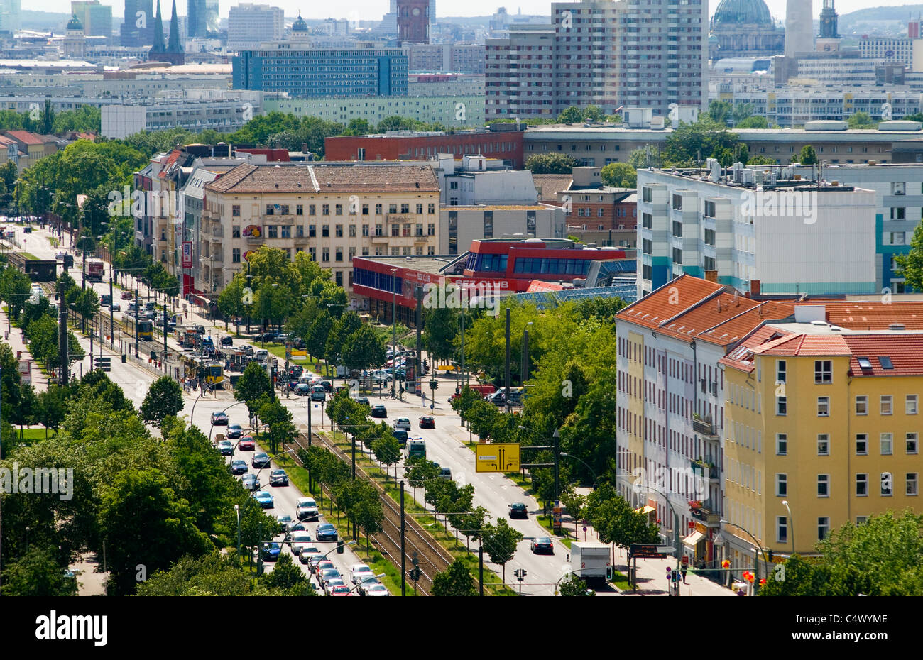 Belebte Straße im ehemaligen Ost-Berlin. Luftaufnahme, Stockfoto