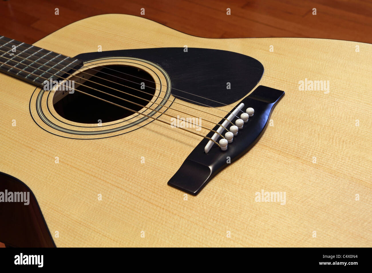 Eine Nahaufnahme von den Fotografen Akustikgitarre. Stockfoto