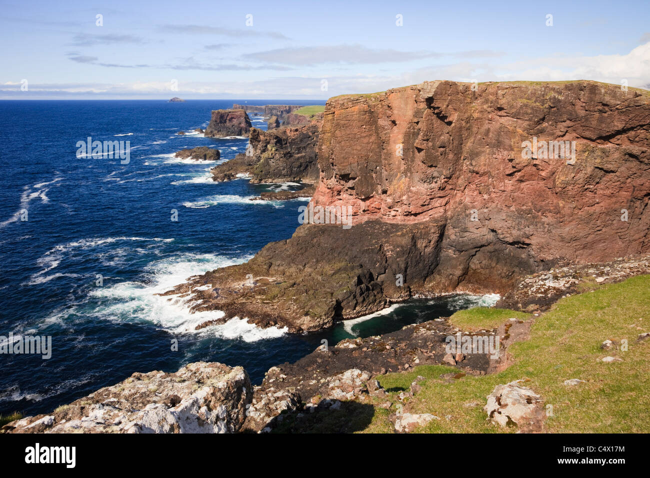 Blick auf Klippen auf zerklüftete Küste an Westküste am Kopf des Stanshi, Eshaness, Shetland Islands, Schottland, UK, Großbritannien. Stockfoto